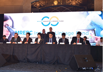 The signing of Certificate of Cooperation between MREPC and the representatives of the industry, universities and research institutes to signify the collaboration in the Industry Linkage Fund.